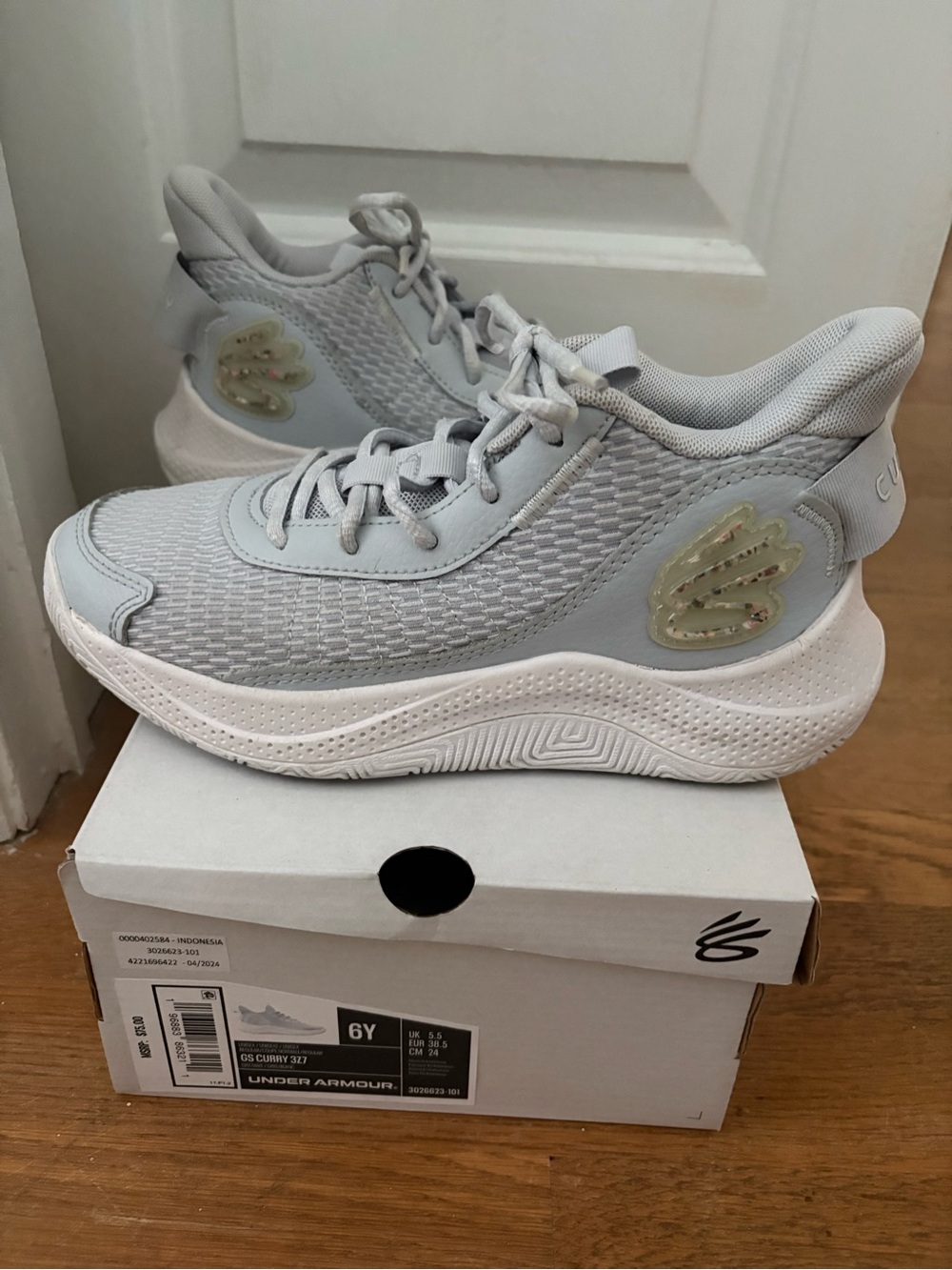 EUC Under Armour Boys Light Gray Curry Basketball Sneakers